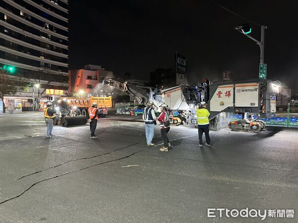 ▲台南火車站前廣場改造第二階段交維上路，原圓環改為U型雙向行車動線。（記者林東良翻攝，下同）