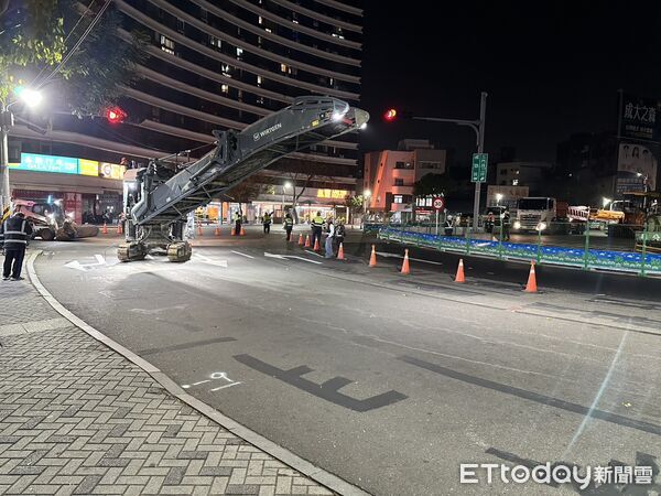 ▲台南火車站前廣場改造第二階段交維上路，原圓環改為U型雙向行車動線。（記者林東良翻攝，下同）