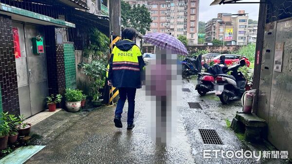 ▲基隆87歲老婦隧道口徘徊，警暖心護送返家。（圖／記者郭世賢翻攝）