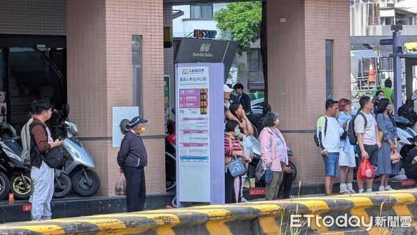 ▲台南火車站前廣場改造第二階段交維上路，原圓環改為U型雙向行車動線。（記者林東良翻攝，下同）