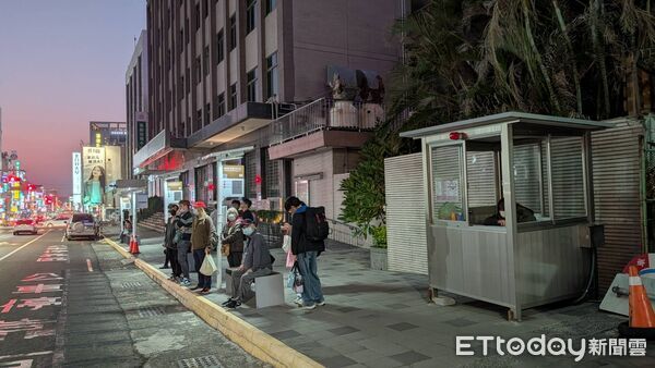 ▲台南火車站前廣場改造第二階段交維上路，原圓環改為U型雙向行車動線。（記者林東良翻攝，下同）