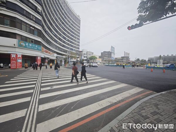 ▲台南火車站前廣場改造第二階段交維上路，原圓環改為U型雙向行車動線。（記者林東良翻攝，下同）