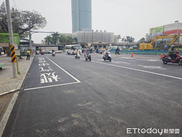 ▲台南火車站前廣場改造第二階段交維上路，原圓環改為U型雙向行車動線。（記者林東良翻攝，下同）