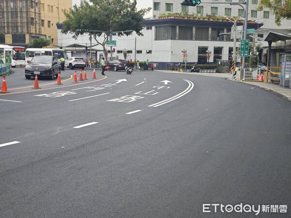 ▲台南火車站前廣場改造第二階段交維上路，原圓環改為U型雙向行車動線。（記者林東良翻攝，下同）