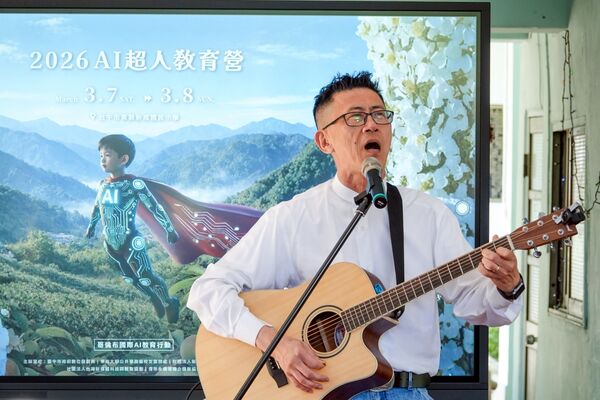 ▲台中AI超人飛到東勢新成國小，「優客李林」李驥化身AI 導師助陣。（圖／台中市數發局提供）