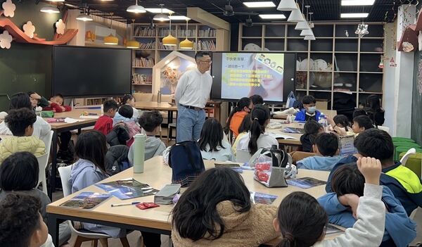 ▲台中AI超人飛到東勢新成國小，「優客李林」李驥化身AI 導師助陣。（圖／台中市數發局提供）