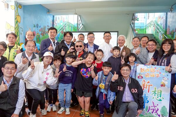 ▲台中AI超人飛到東勢新成國小，「優客李林」李驥化身AI 導師助陣。（圖／台中市數發局提供）