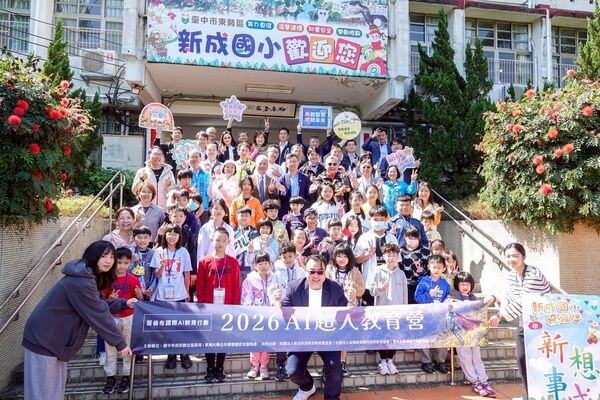 ▲台中AI超人飛到東勢新成國小，「優客李林」李驥化身AI 導師助陣。（圖／台中市數發局提供）