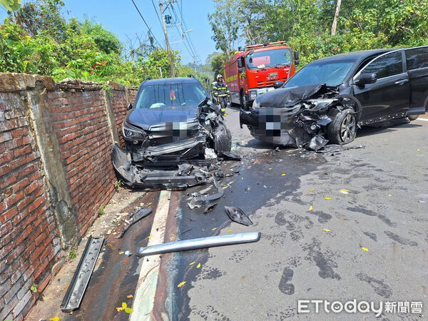 ▲▼             嘉義2輛轎車發生碰撞，造成7人受傷送醫，其中1名女子命危。（圖／記者翁伊森翻攝，下同）