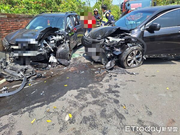 ▲▼             嘉義2輛轎車發生碰撞，造成7人受傷送醫，其中1名女子命危。（圖／記者翁伊森翻攝，下同）