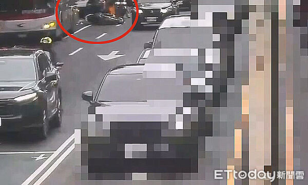 ▲北市大安區基隆路9日發生一起機車二度追撞車禍。（圖／記者張君豪翻攝）