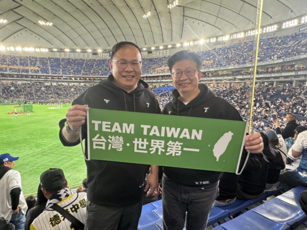 ▲▼民進黨立委郭國文、王義川赴日本東京巨蛋觀看世界棒球經典賽（WBC）。（圖／翻攝自Threads／@gogowin.tainan）