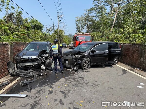 ▲▼             嘉義2輛轎車發生碰撞，造成7人受傷送醫，其中1名女子命危。（圖／記者翁伊森翻攝，下同）