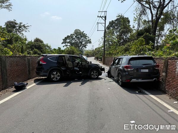 ▲▼             嘉義2輛轎車發生碰撞，造成7人受傷送醫，其中1名女子命危。（圖／記者翁伊森翻攝，下同）