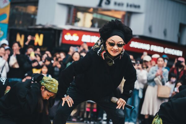 ▲▼比莉前進東西區進行戶外快閃。（圖／環球音樂提供）