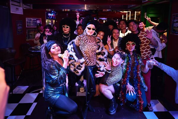 ▲▼比莉掀起全民復古搖擺舞曲風潮。（圖／環球音樂提供）