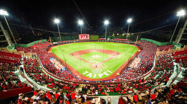 ▲味全龍今日宣佈系列感恩回饋活動，首波主打「開球貴賓徵選」，邀請球迷分享應援故事以報名擔任4月7日天母主場開球貴賓資格。（圖／味全龍）