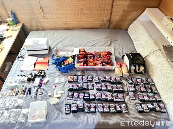 ▲雲林警方攻堅民雄一處民宿，查獲毒品咖啡包成品1133包與大量製毒原料。（圖／記者游瓊華翻攝）