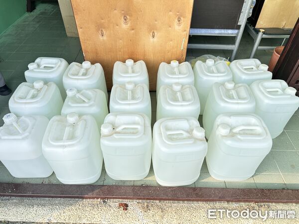 ▲雲林警方攻堅民雄一處民宿，查獲毒品咖啡包成品1133包與大量製毒原料。（圖／記者游瓊華翻攝）