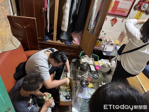 ▲雲林警方攻堅民雄一處民宿，查獲毒品咖啡包成品1133包與大量製毒原料。（圖／記者游瓊華翻攝）