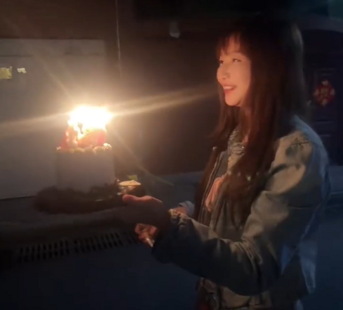 ▲王添羽模仿拍攝網紅同款噴火蛋糕。（圖／翻攝自微博，下同）