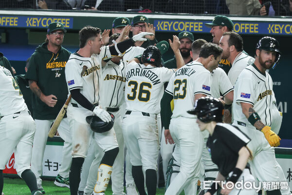 ▲澳洲隊安打攻下第2分，晉級之路出現一線生機。（圖／記者林敬旻攝）