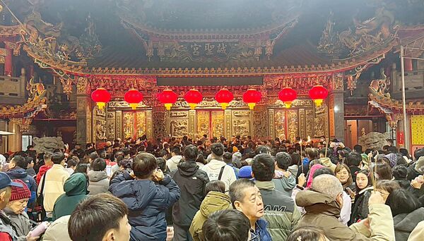 ▲桃園市蘆竹區誠聖宮今年特別規劃「旺馬奔騰迎豐年」系列活動，春節期間吸引眾多信眾祈福祭拜。（圖／誠聖宮提供）