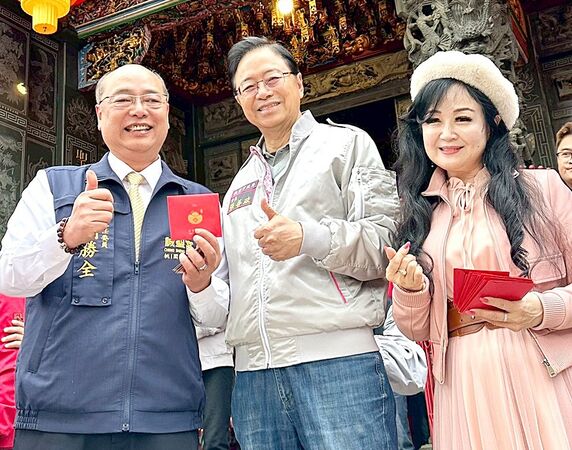 ▲桃園市長張善政伉儷，春節期間到誠聖宮祈福並發放福袋。（圖／誠聖宮提供）
