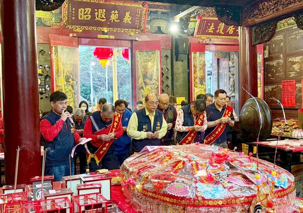 ▲桃園市誠聖宮主委劉勝全今年，春節期間帶領管委會幹部捻香祭拜。（圖／誠聖宮提供）