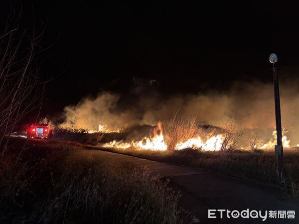 ▲澎湖望安西安村雜草火警，31人跨單位搶救防火勢擴大。（圖／記者陳洋翻攝）