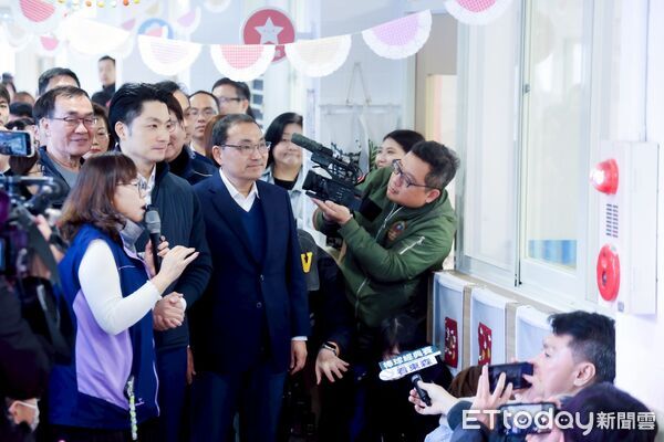 ▲北市府參訪新北公托 侯友宜：雙北攜手完善托育服務。（圖／新北市新聞局提供）