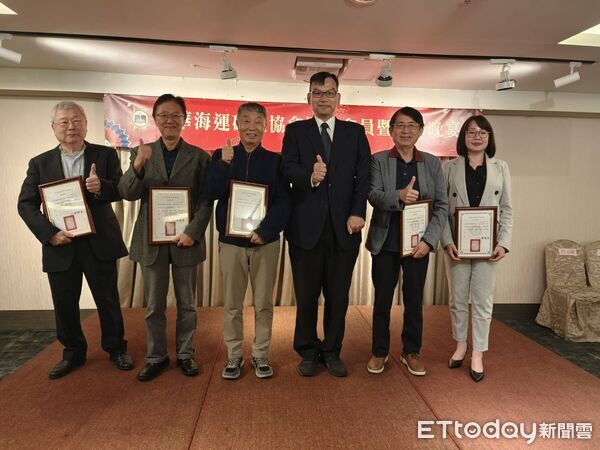 ▲獲頒獎的教育訓練課程老師與海研會理事長桑國忠合影，左起好好國際物流蕭龍潭前資深副總經理、財政部關務署台中關陳仁敦前副關務長、關務署台北關 林政雄前主任秘書(海研會顧問)、桑國忠、台灣國際物流暨供應鏈協會名譽理事長 劉詩宗(海研會理事)、海研究會王瀞珮常務監事。（圖／記者張佩芬攝）