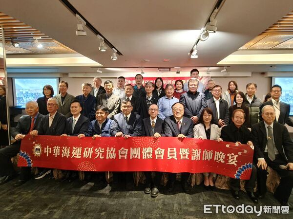 ▲前排左五起海研會理事長桑國忠、海洋委員會副主任委員吳欣修、台灣港務公司董事長周永暉等貴賓大合照。（圖／記者張佩芬攝）