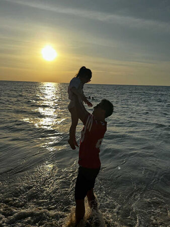 尷尬留言1／王思佳開心曬全家福　被老公潑冷水「別發我的照片」