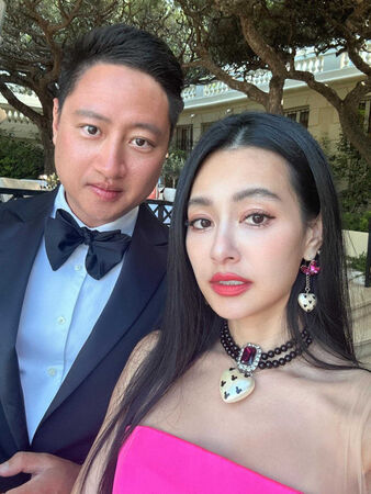 尷尬留言1／王思佳開心曬全家福　被老公潑冷水「別發我的照片」