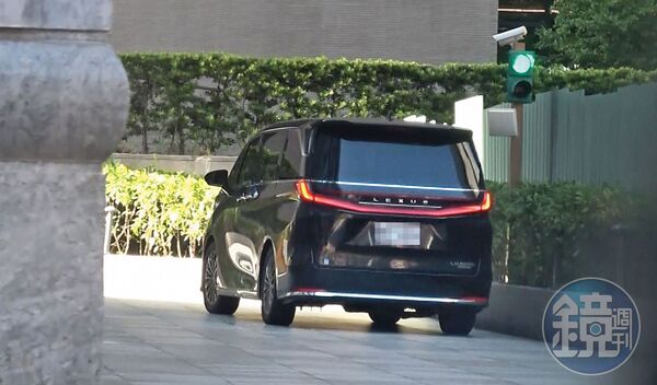 1/29，15:55，梁的車開進桃園青埔一棟大樓地下停車場後，本刊至晚間都未曾再看到梁、許2人外出。