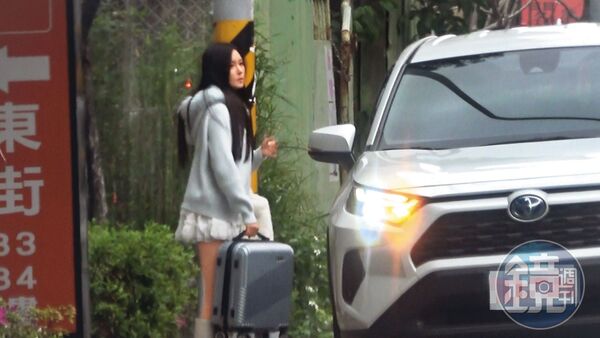 3/6 13：32　本刊直擊許玲玲拖著行李箱獨自工作外出搭車。