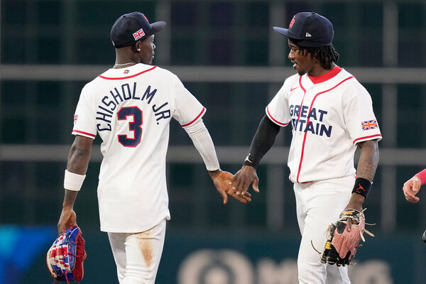 ▲奇澤姆（Jazz Chisholm Jr.）繳雙安敲回3分打點，帶領英國隊以8比1擊敗巴西，也成功保級。（圖／達志影像）