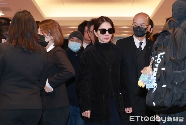 ▲▼袁惟仁告別式-ELLA哭紅了雙眼。（圖／記者周宸亘攝）