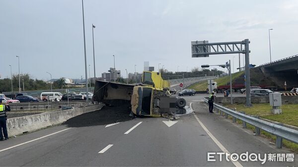 ▲▼高雄國10交流道「砂石車擦撞翻覆」4人送醫　現場慘況曝光。（圖／記者賴文萱翻攝）