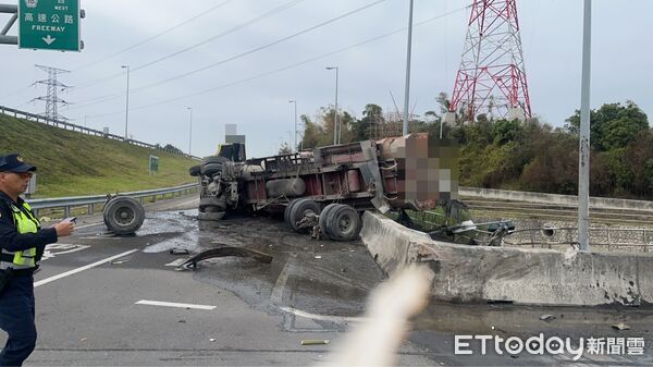 ▲▼高雄國10交流道「砂石車擦撞翻覆」4人送醫　現場慘況曝光。（圖／記者賴文萱翻攝）