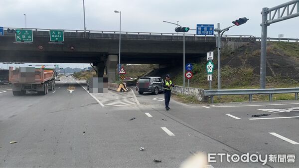▲▼高雄國10交流道「砂石車擦撞翻覆」4人送醫　現場慘況曝光。（圖／記者賴文萱翻攝）