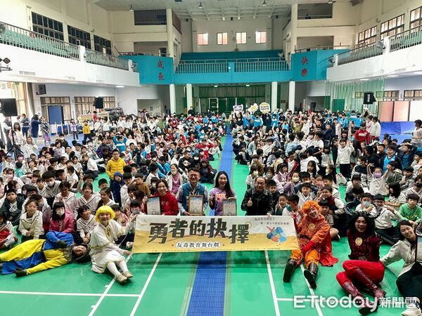 ▲幸福城市發展協會推動反毒教育舞台劇《勇者的抉擇》，透過戲劇故事讓學生學習辨識毒品誘惑。（記者林東良翻攝，下同）