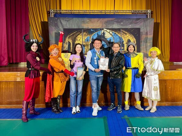 ▲幸福城市發展協會推動反毒教育舞台劇《勇者的抉擇》，透過戲劇故事讓學生學習辨識毒品誘惑。（記者林東良翻攝，下同）