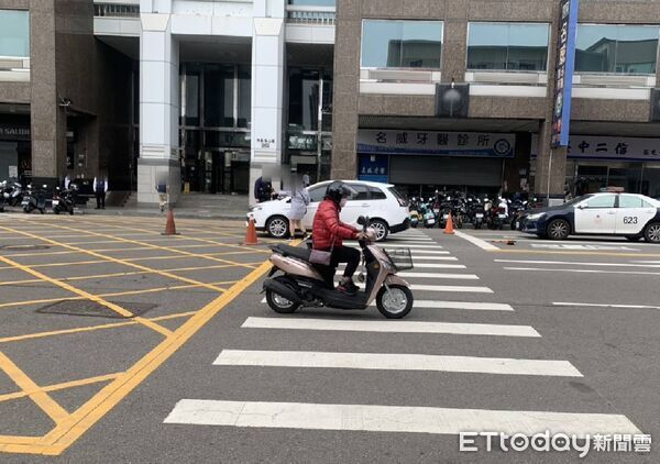 ▲▼自小客車撞飛路人。（圖／民眾提供，下同）