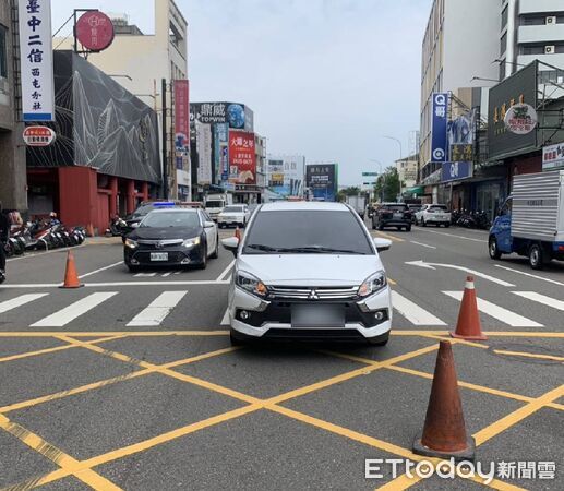 ▲▼自小客車撞飛路人。（圖／民眾提供，下同）