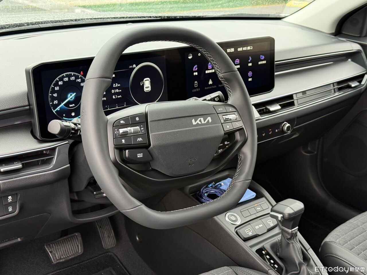 ▲台灣原廠公布新Stonic接單！僅提供1款車型。（圖／記者徐煜展攝）