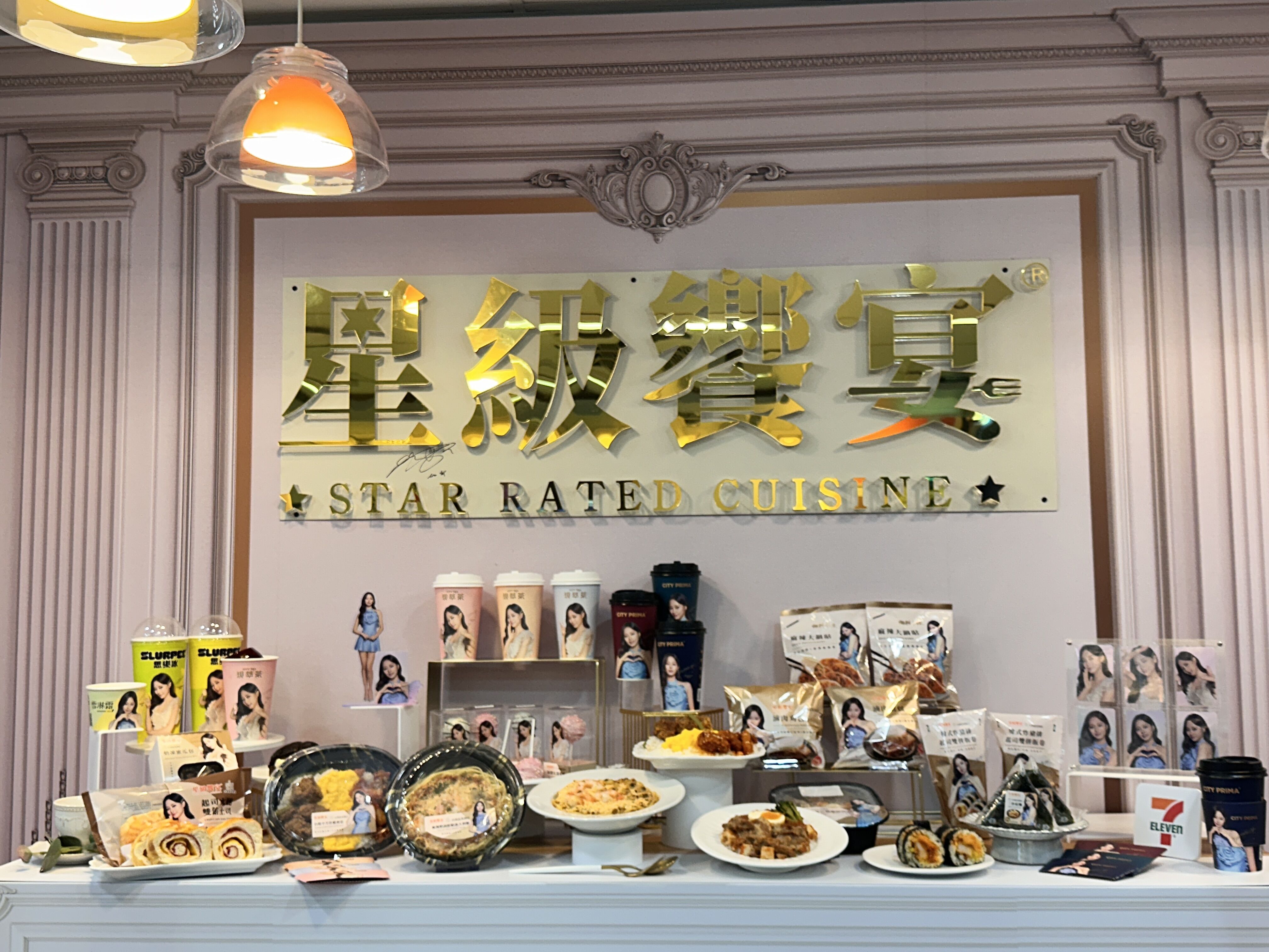 ▲▼7-ELEVEN 合作南韓人氣女團成員周子瑜，3月18日起推出「星級饗宴」系列，超過10款台韓創意美食，此外還有主題咖啡杯，都印上了子瑜甜美身影、親筆簽名。（圖／記者林育綾攝）