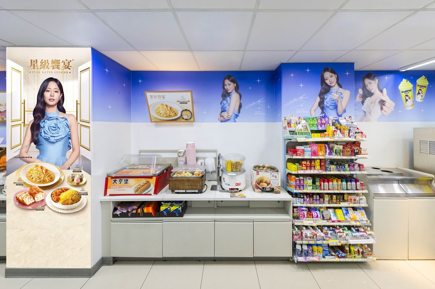 ▲▼7-ELEVEN 合作南韓人氣女團成員周子瑜，即日起至4月1日，更將大巨蛋附近的「鑫忠孝門市」打造成偶像主題空間。（圖／業者提供）