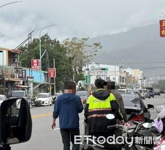 男子迷路焦急徘徊　台東暖警護送前往
